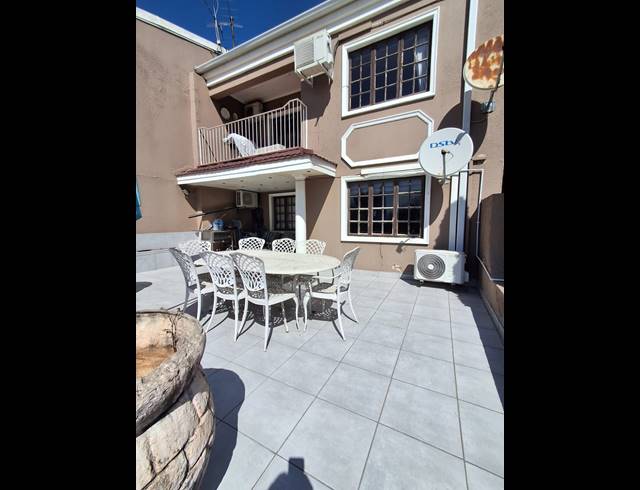 2 BEDROOM TOWNHOUSE FOR SALE IN PEACEHAVEN